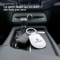 Porte-clés Scania gravé, accroché à une clé