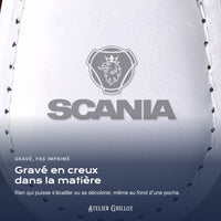Logo Scania gravé au laser dans le simili cuir