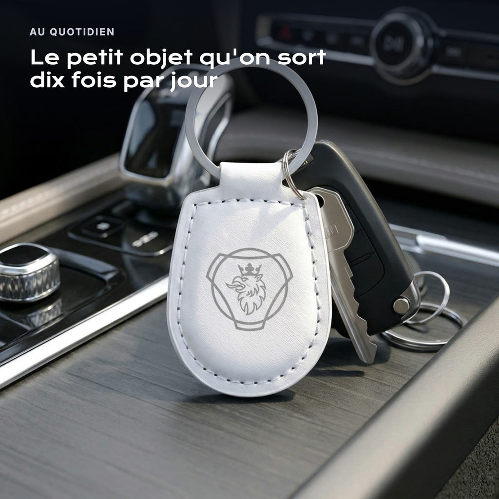 Porte-clés Scania gravé, accroché à une clé
