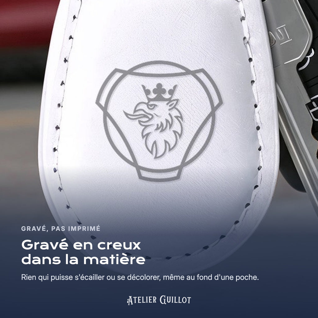 Logo Scania gravé au laser dans le simili cuir