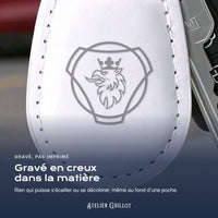 Logo Scania gravé au laser dans le simili cuir