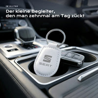 Gravierter Schlüsselanhänger SEAT an einem Schlüssel