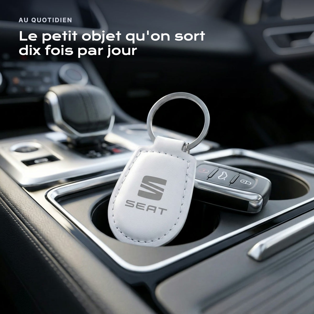 Porte-clés SEAT gravé, accroché à une clé