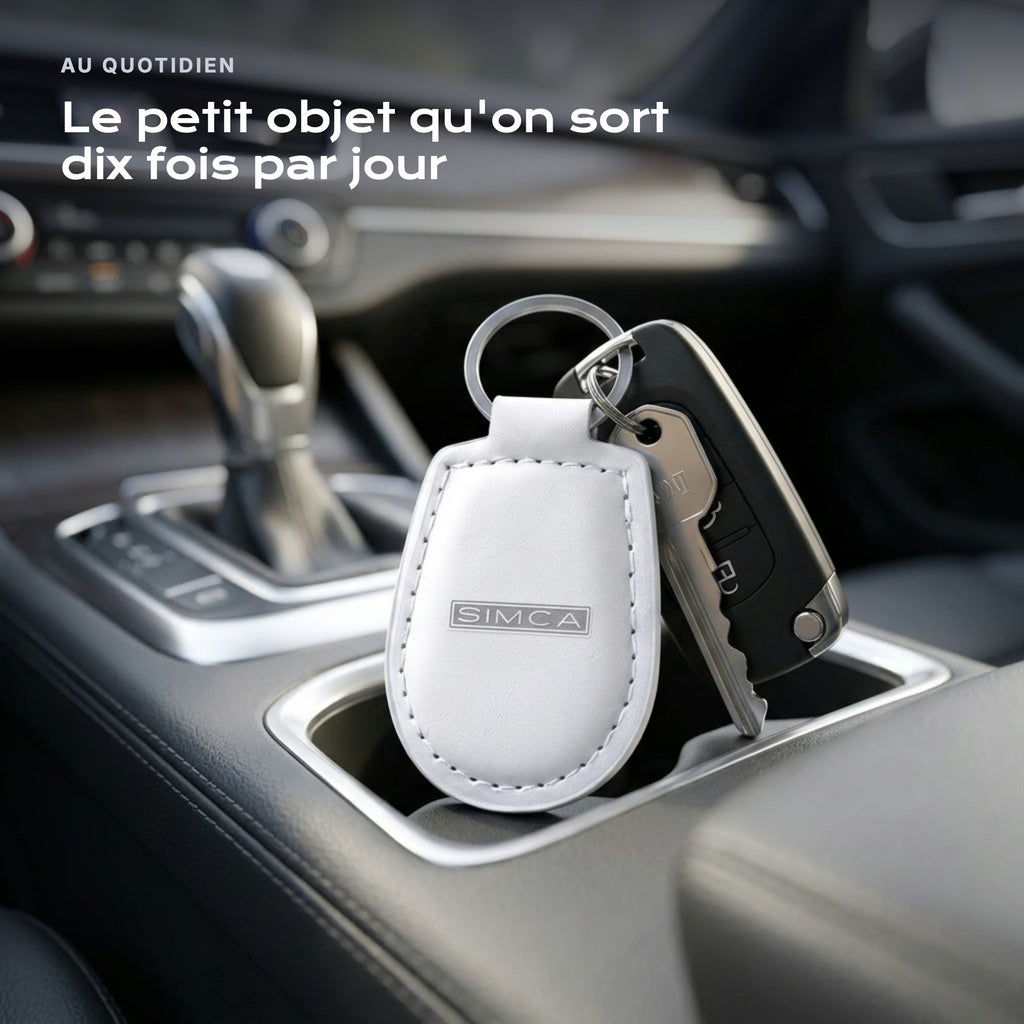 Porte-clés Simca gravé, accroché à une clé