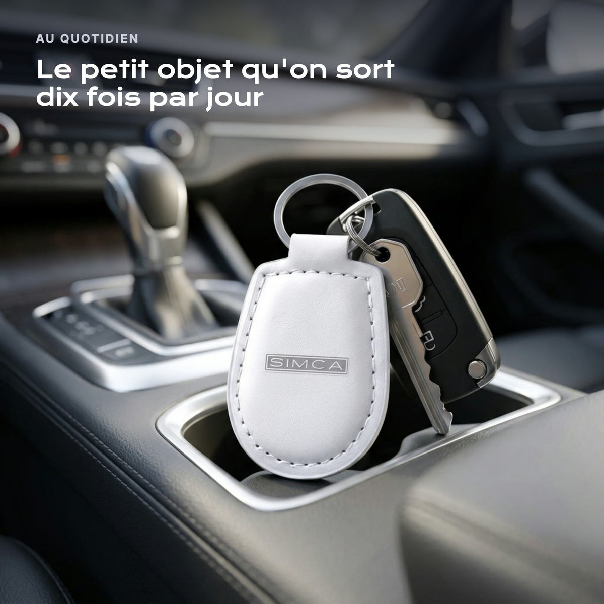 Porte-clés Simca gravé, accroché à une clé