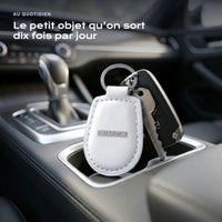 Porte-clés Simca gravé, accroché à une clé