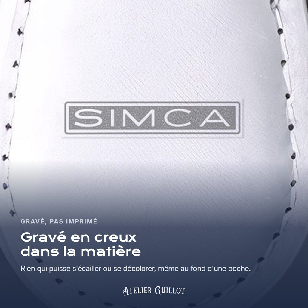 Logo Simca gravé au laser dans le simili cuir