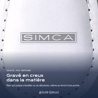 Logo Simca gravé au laser dans le simili cuir