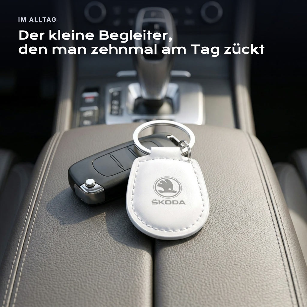 Gravierter Schlüsselanhänger Skoda an einem Schlüssel