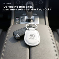 Gravierter Schlüsselanhänger Skoda an einem Schlüssel