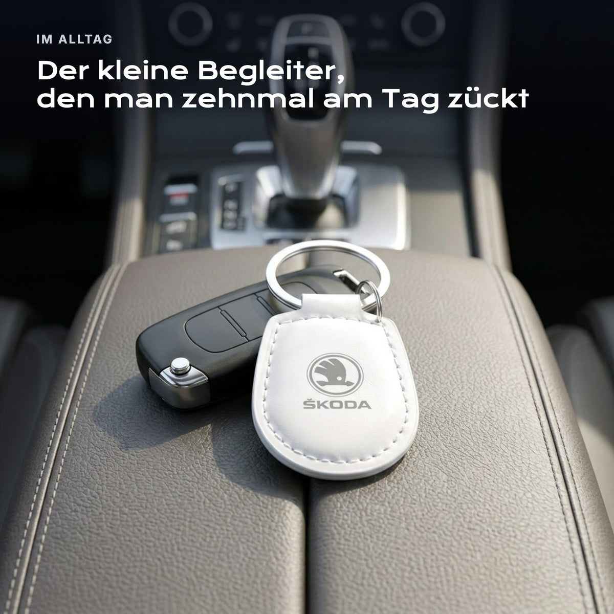 Gravierter Schlüsselanhänger Skoda an einem Schlüssel