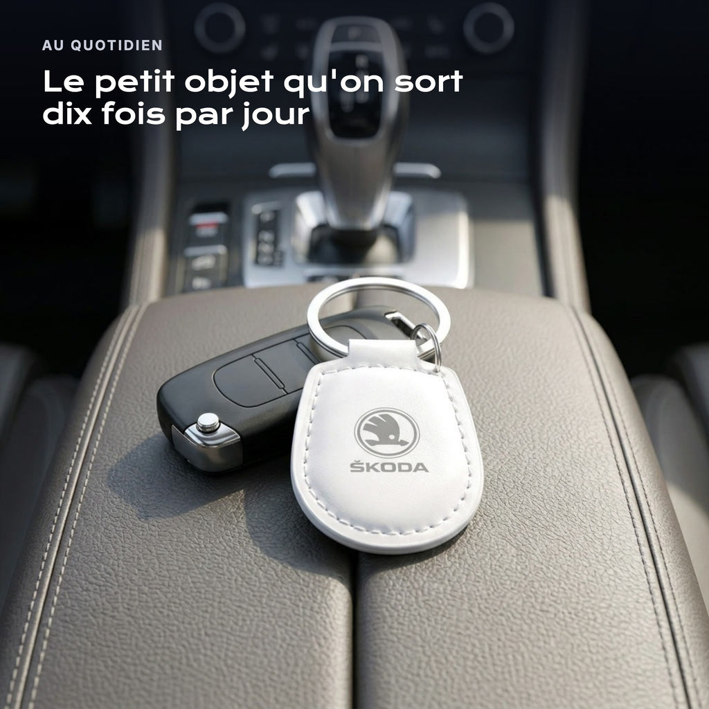 Porte-clés Skoda gravé, accroché à une clé