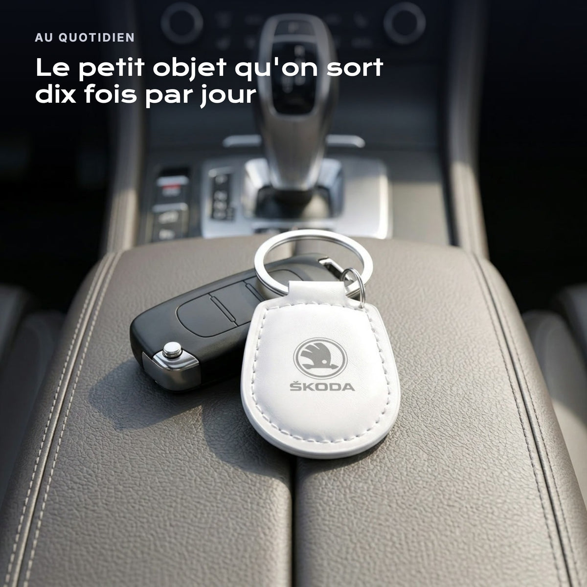 Porte-clés Skoda gravé, accroché à une clé
