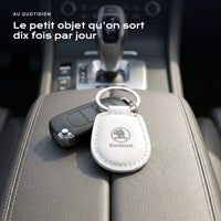 Porte-clés Skoda gravé, accroché à une clé