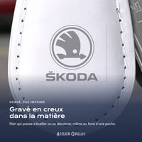 Logo Skoda gravé au laser dans le simili cuir