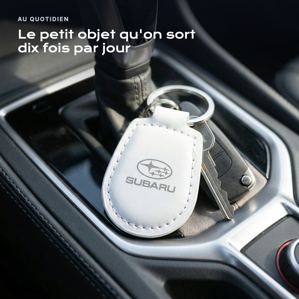 Porte-clés Subaru gravé, accroché à une clé