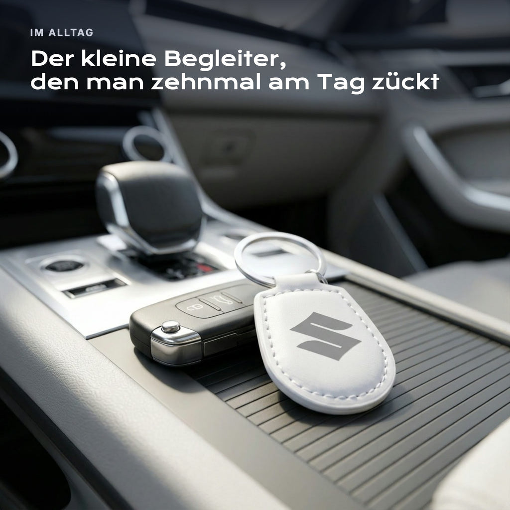 Gravierter Schlüsselanhänger Suzuki an einem Schlüssel
