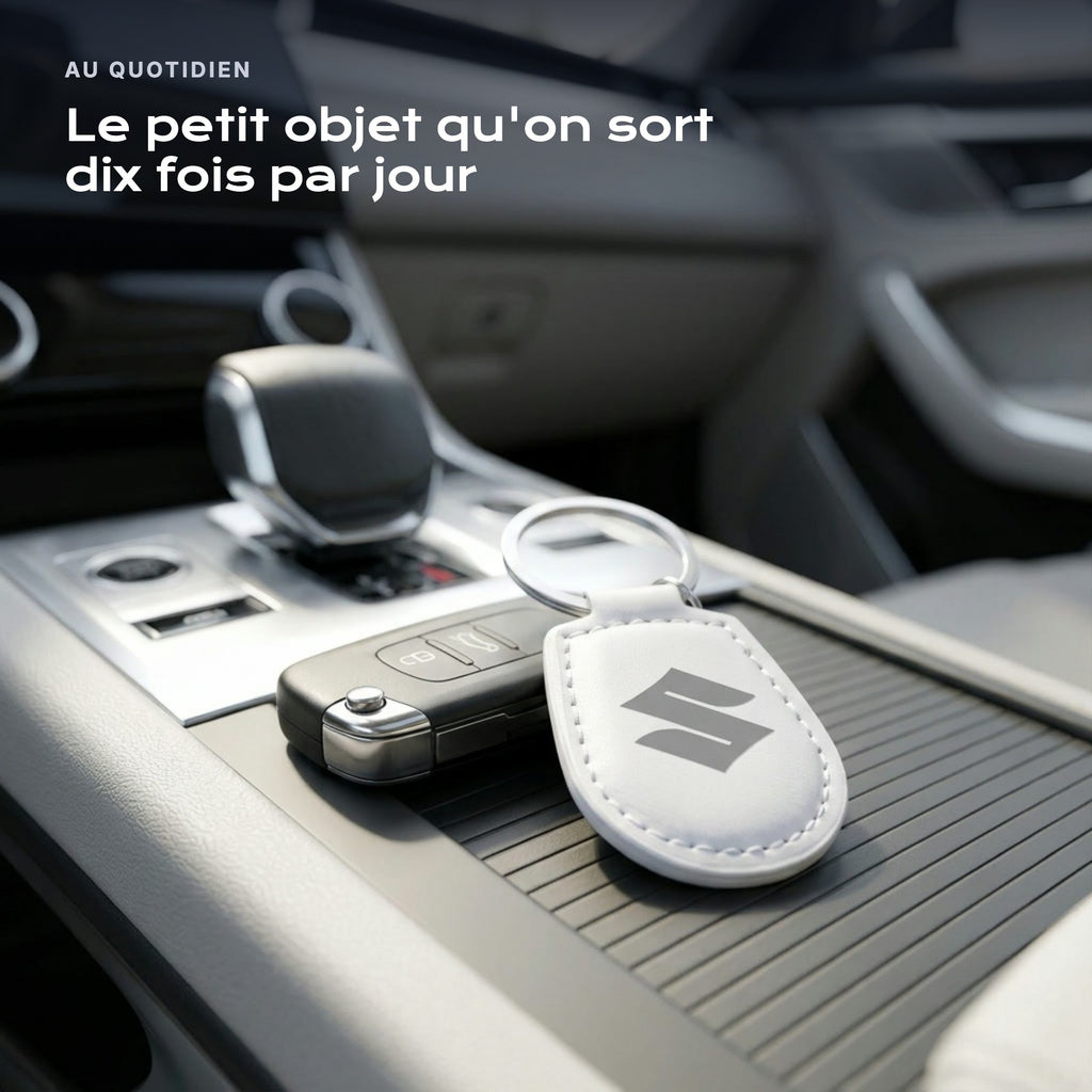 Porte-clés Suzuki gravé, accroché à une clé