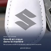 Logo Suzuki gravé au laser dans le simili cuir