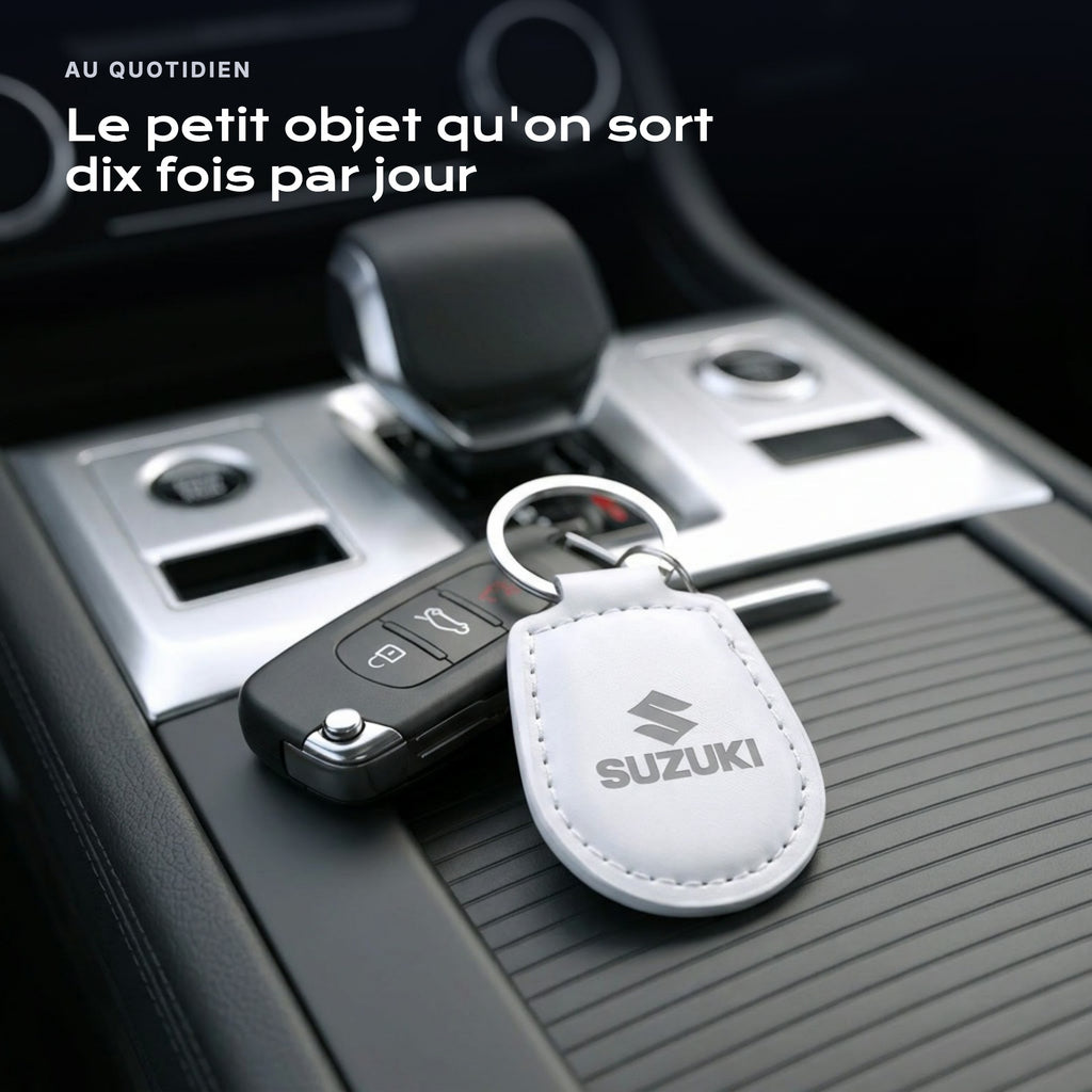 Porte-clés Suzuki gravé, accroché à une clé