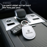 Porte-clés Suzuki gravé, accroché à une clé