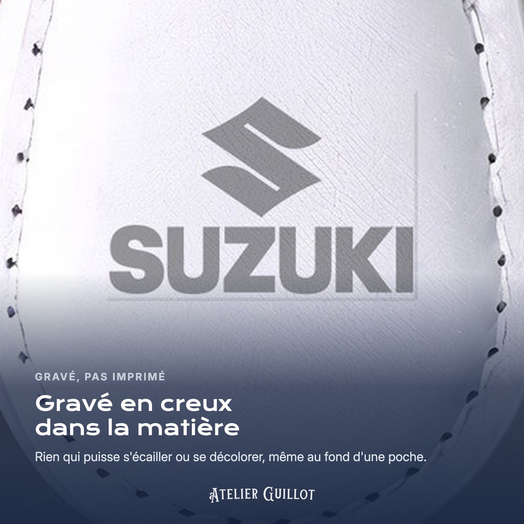 Logo Suzuki gravé au laser dans le simili cuir