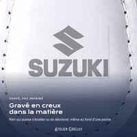 Logo Suzuki gravé au laser dans le simili cuir