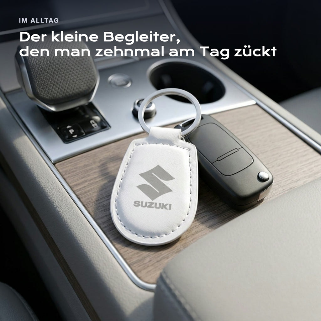 Gravierter Schlüsselanhänger Suzuki an einem Schlüssel