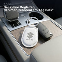Gravierter Schlüsselanhänger Suzuki an einem Schlüssel