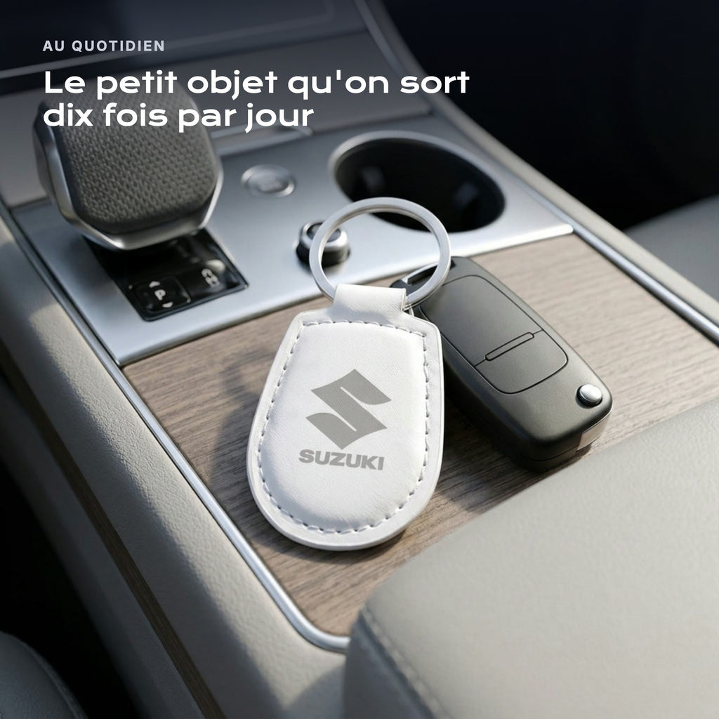 Porte-clés Suzuki gravé, accroché à une clé