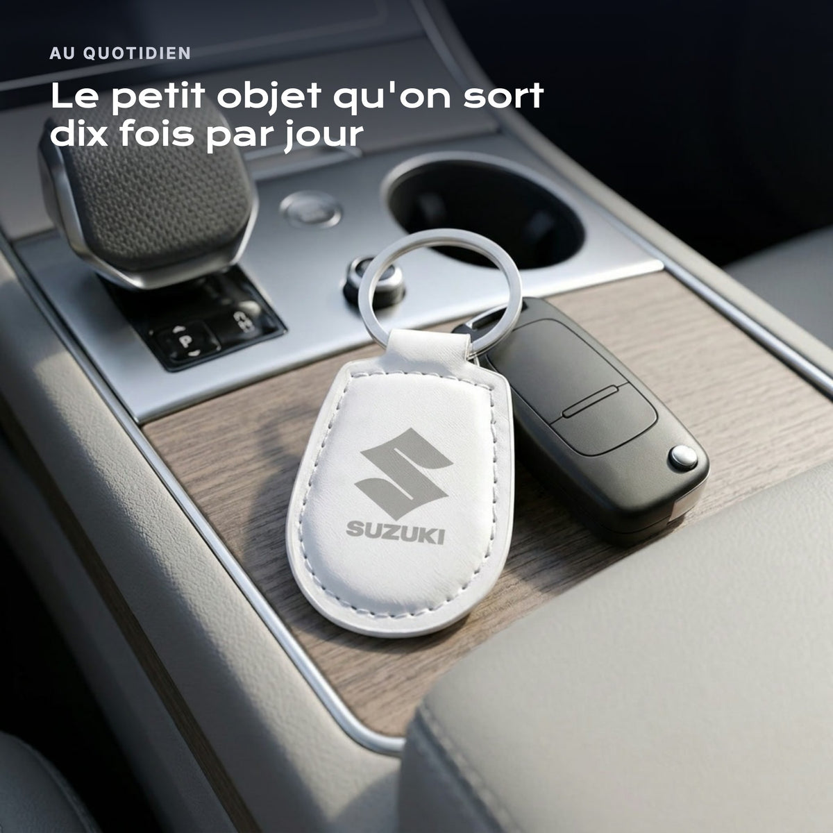 Porte-clés Suzuki gravé, accroché à une clé