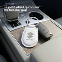 Porte-clés Suzuki gravé, accroché à une clé