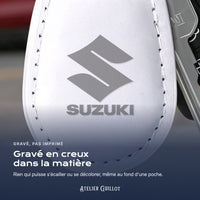 Logo Suzuki gravé au laser dans le simili cuir