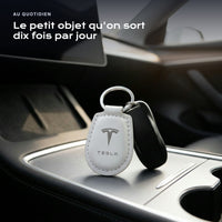 Porte-clés Tesla gravé, accroché à une clé