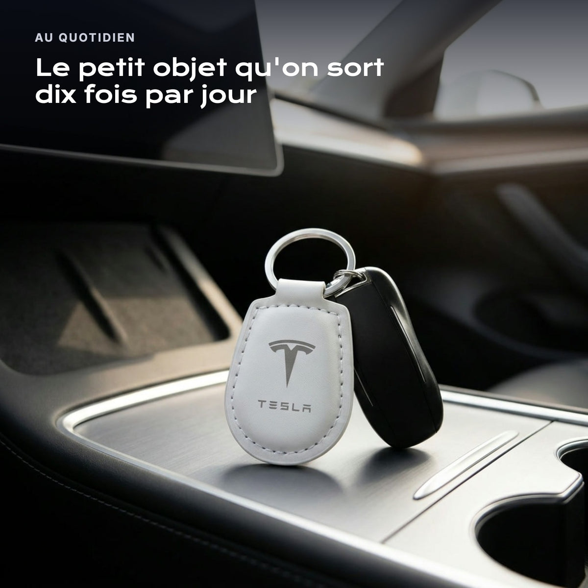 Porte-clés Tesla gravé, accroché à une clé