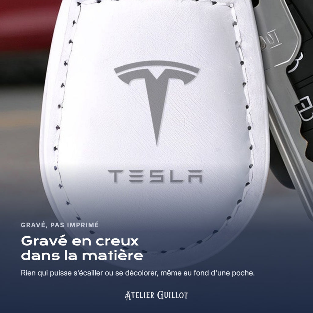 Logo Tesla gravé au laser dans le simili cuir