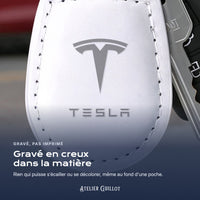 Logo Tesla gravé au laser dans le simili cuir
