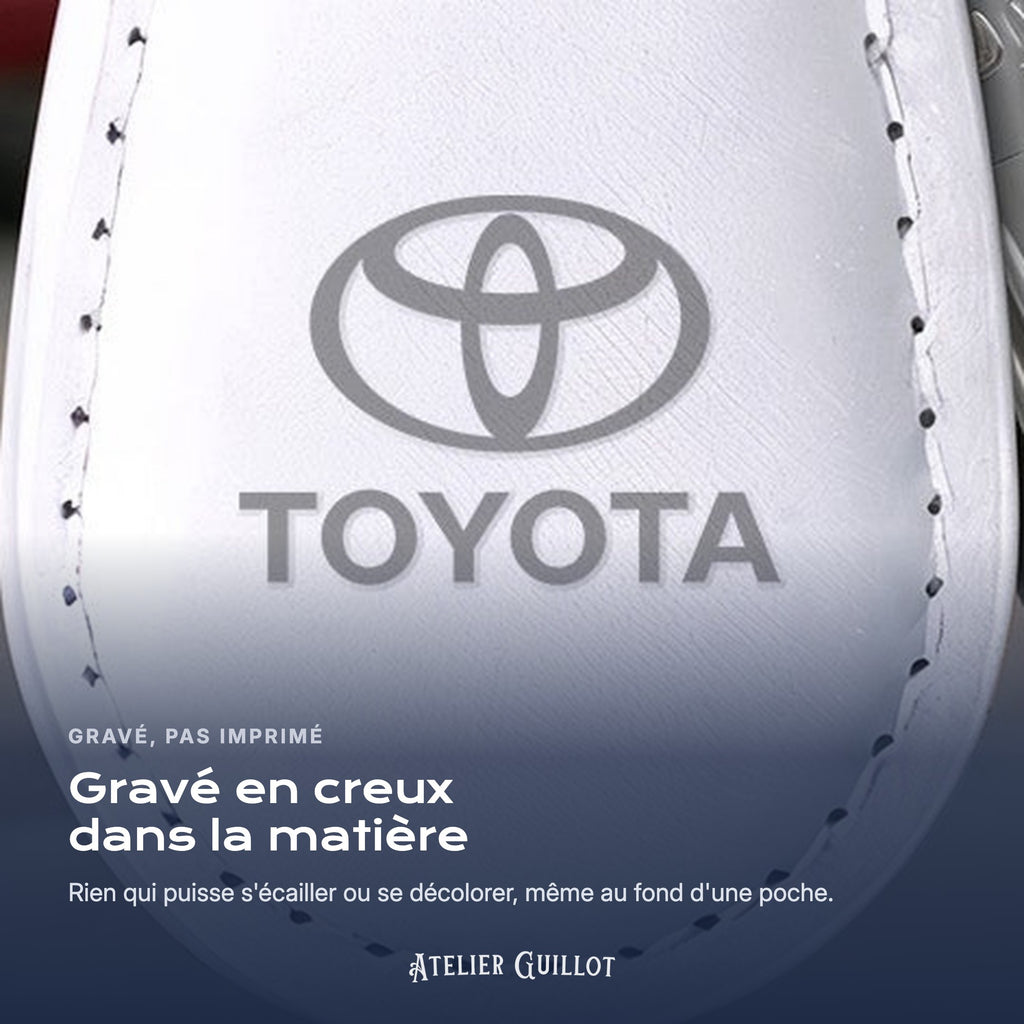 Logo Toyota gravé au laser dans le simili cuir