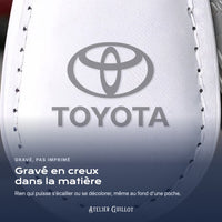 Logo Toyota gravé au laser dans le simili cuir