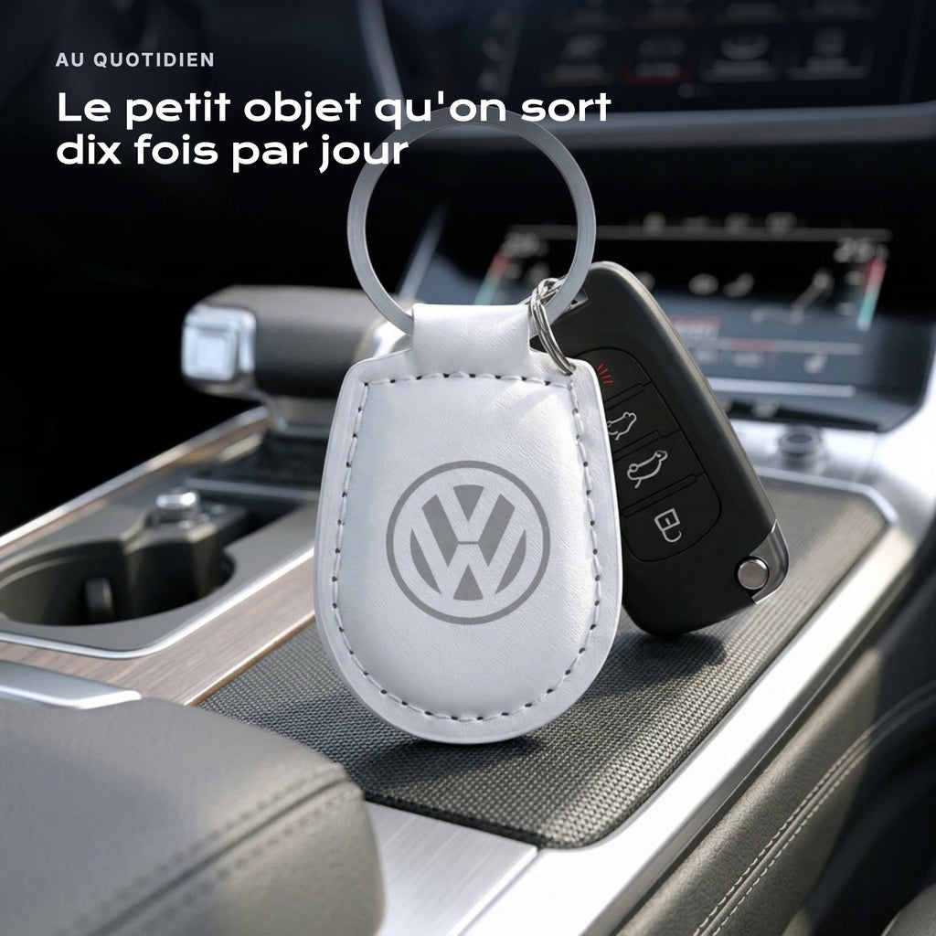 Porte-clés Volkswagen gravé, accroché à une clé