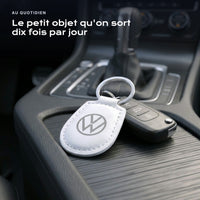 Porte-clés Volkswagen gravé, accroché à une clé