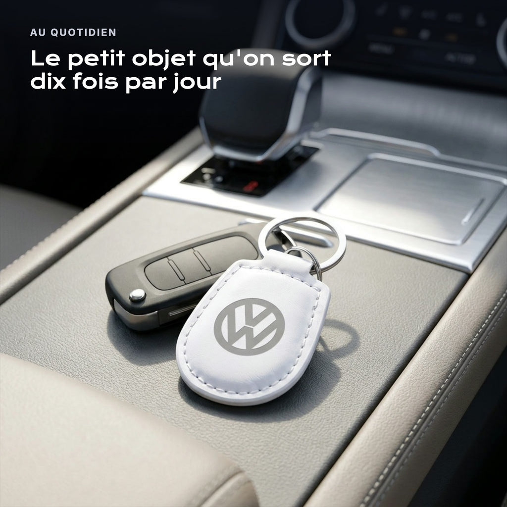 Porte-clés Volkswagen gravé, accroché à une clé