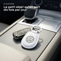 Porte-clés Volkswagen gravé, accroché à une clé