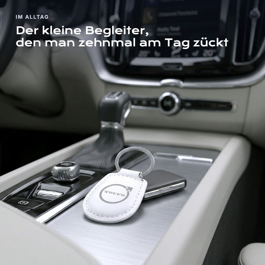 Gravierter Schlüsselanhänger Volvo an einem Schlüssel