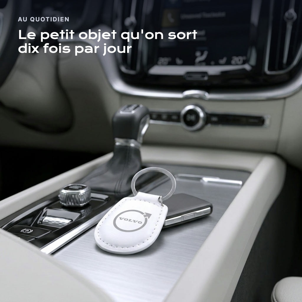 Porte-clés Volvo gravé, accroché à une clé