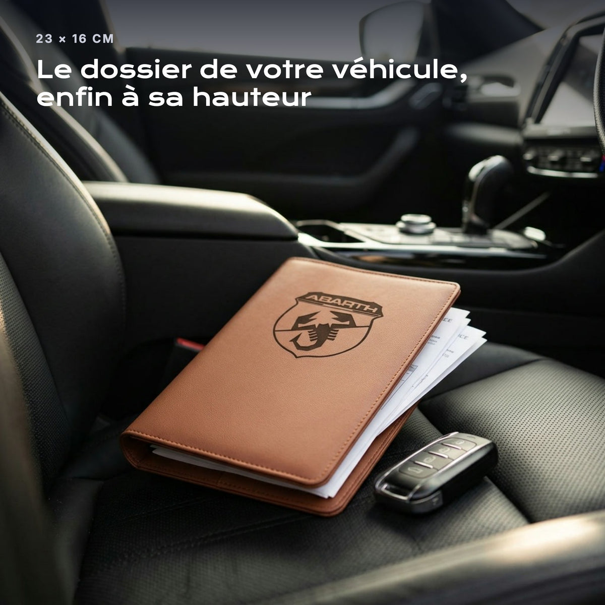 Porte-documents ABARTH posé sur un siège, avec des factures