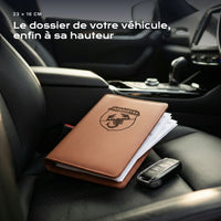 Porte-documents ABARTH posé sur un siège, avec des factures