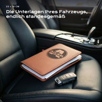 Fahrzeugmappe AIXAM auf einem Autositz, mit Rechnungen