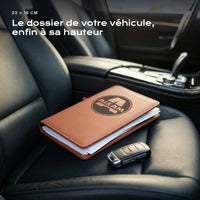 Porte-documents AIXAM posé sur un siège, avec des factures