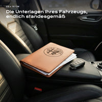 Fahrzeugmappe ALFA-ROMEO auf einem Autositz, mit Rechnungen